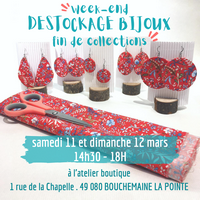 Collection de boucles d'oreilles en carton et tissu rouge fleuri, création artisanale de Nathanaëlle Perchais Cartonniste