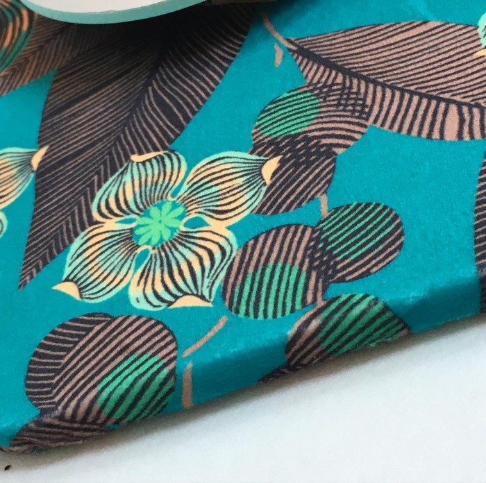Miroir en carton et tissu d'ameublement turquoise