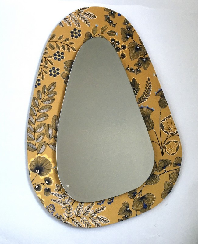 Miroir en carton et tissu d'ameublement jaune
