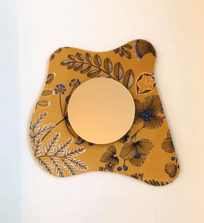 Miroir en carton et tissu d'ameublement jaune