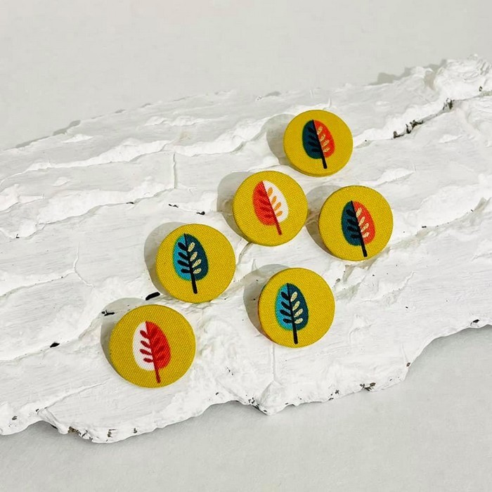 Broches rondes feuilles en carton et tissu