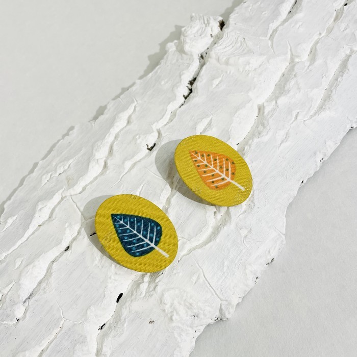 Broches ovales feuilles en carton et tissu