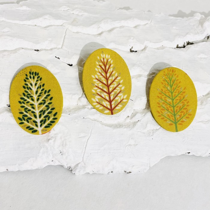 Broches ovales arbres en carton et tissu