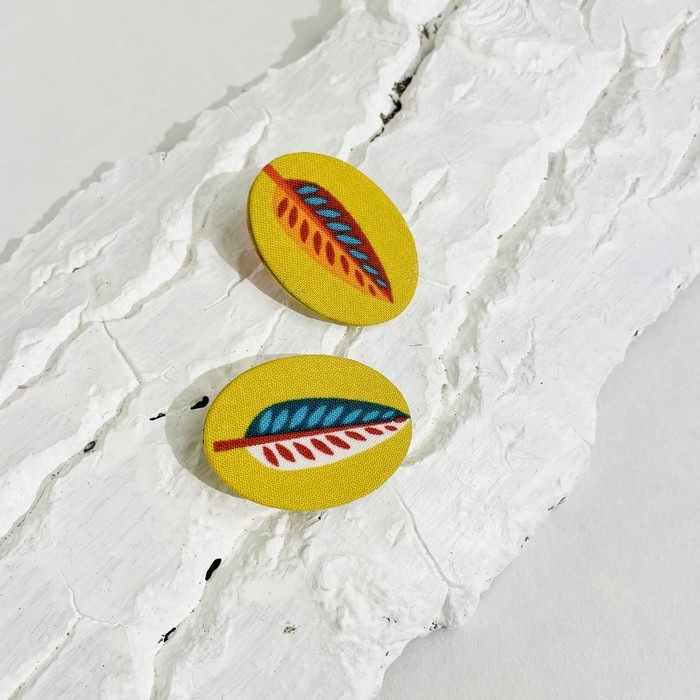 Broches ovales feuilles en carton et tissu