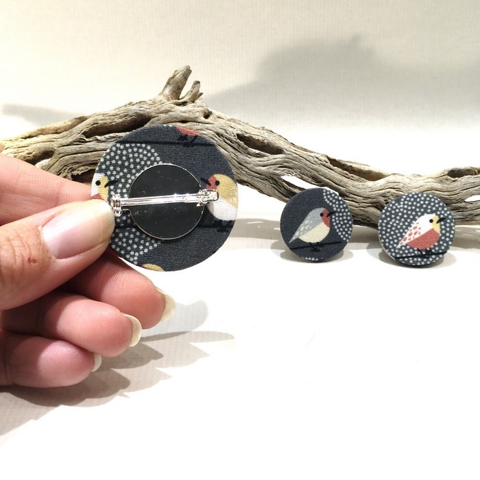 Broches oiseaux en carton et tissu