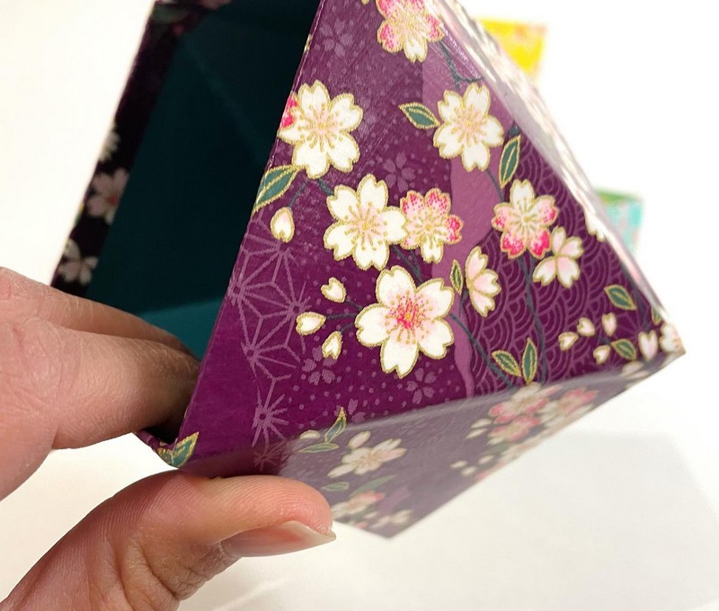 Cache-pot violet en carton recyclé et papiers japonais