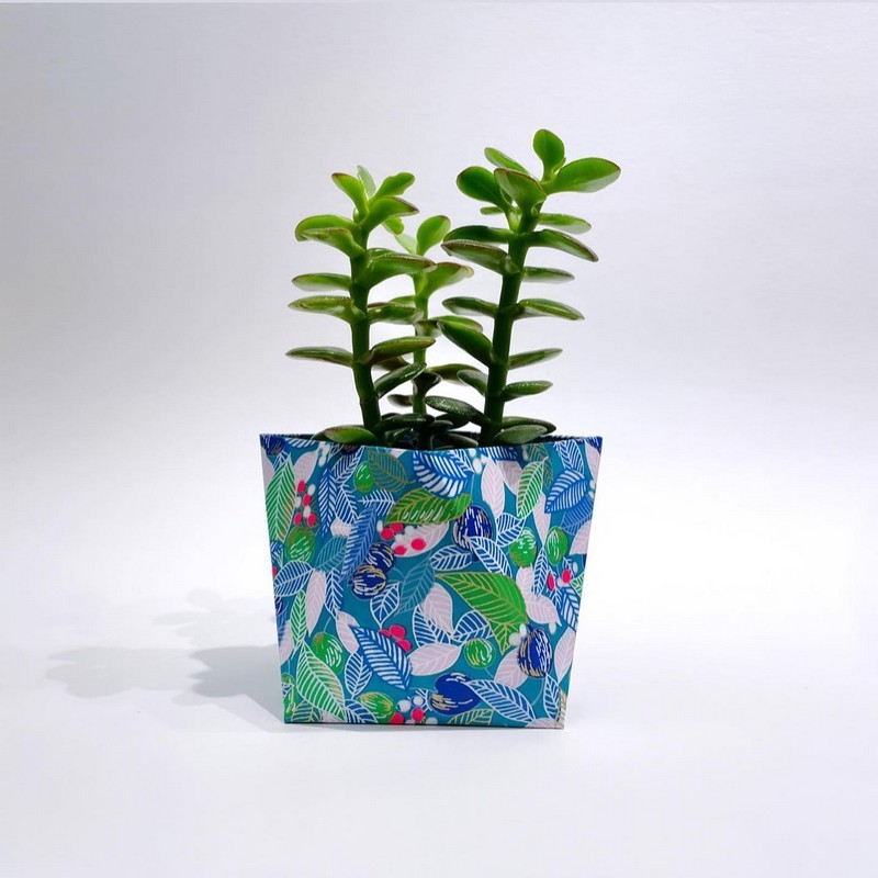 Cache-pot bleu en carton recyclé et papiers japonais