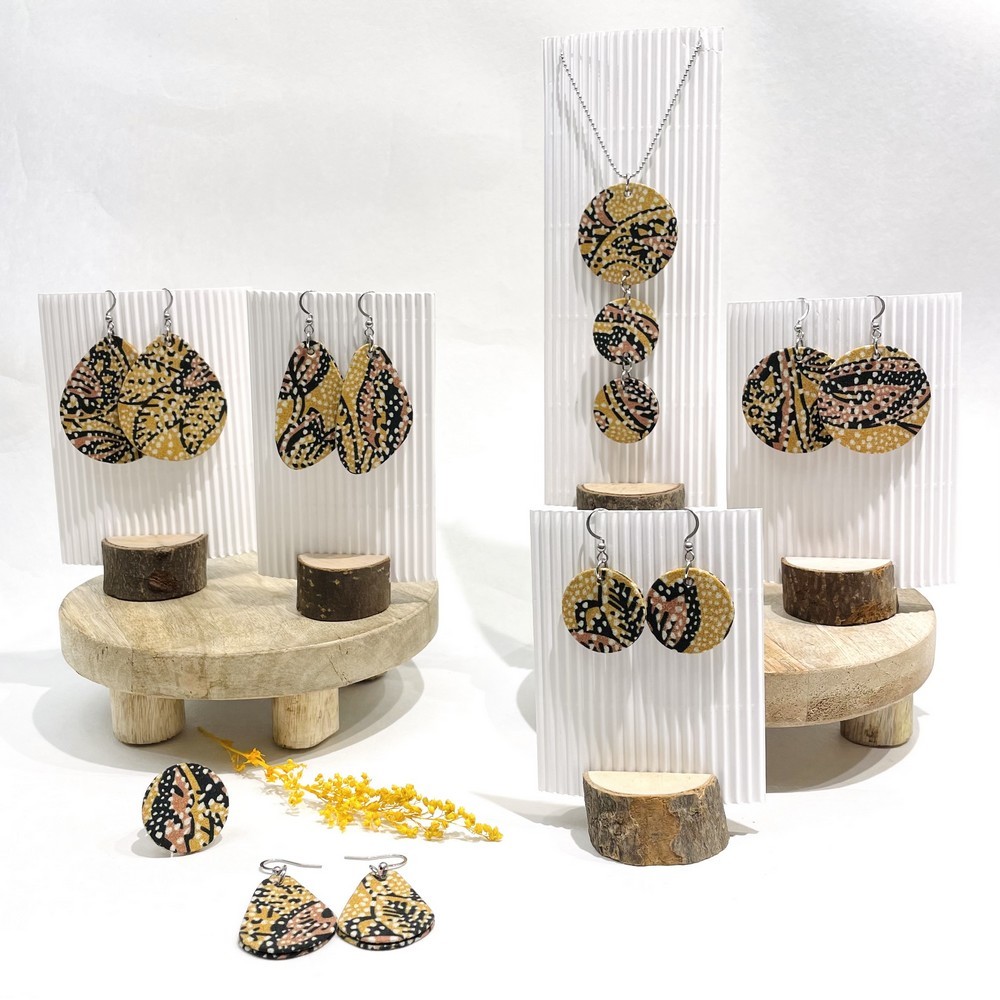 Collection de bijoux en carton et tissu jaune