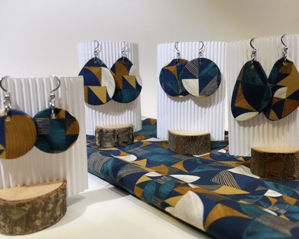 Collection de boucles d'oreilles en carton et tissu bleu, vert, beige, orangé et formes géométriques