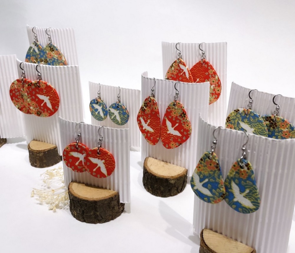 Boucles d'oreilles en carton et tissu japonais motif oiseaux et fleurs rouge et bleu