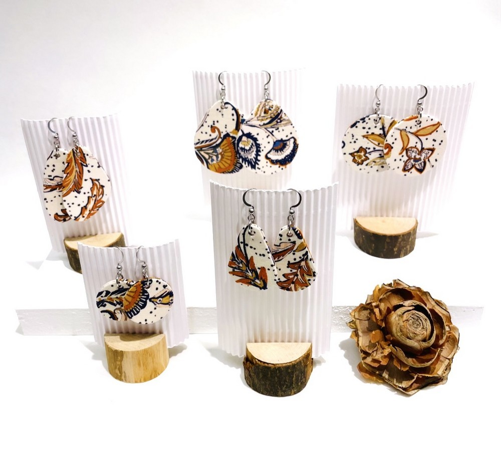 Boucles d'oreilles en carton et tissu orangé bleu marine et beige