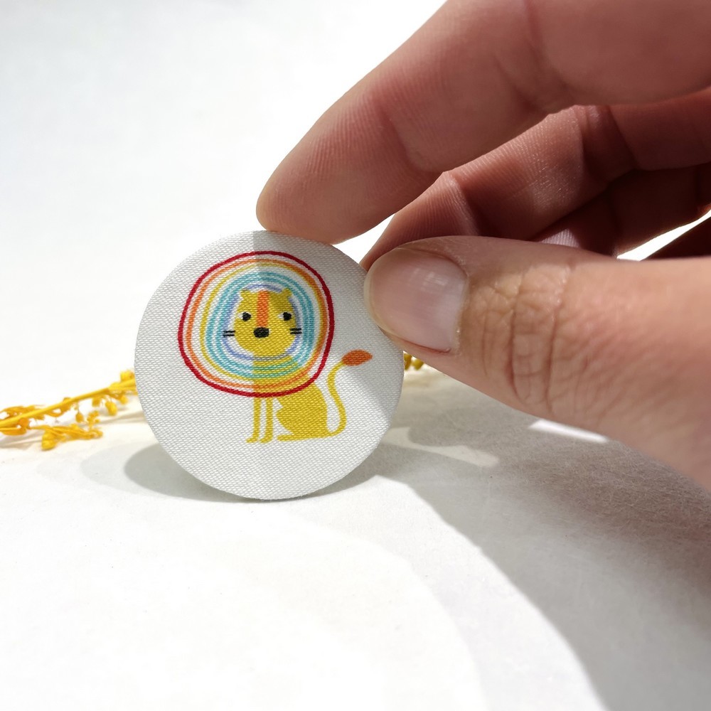 Broche ronde en carton et tissu imprimé lion
