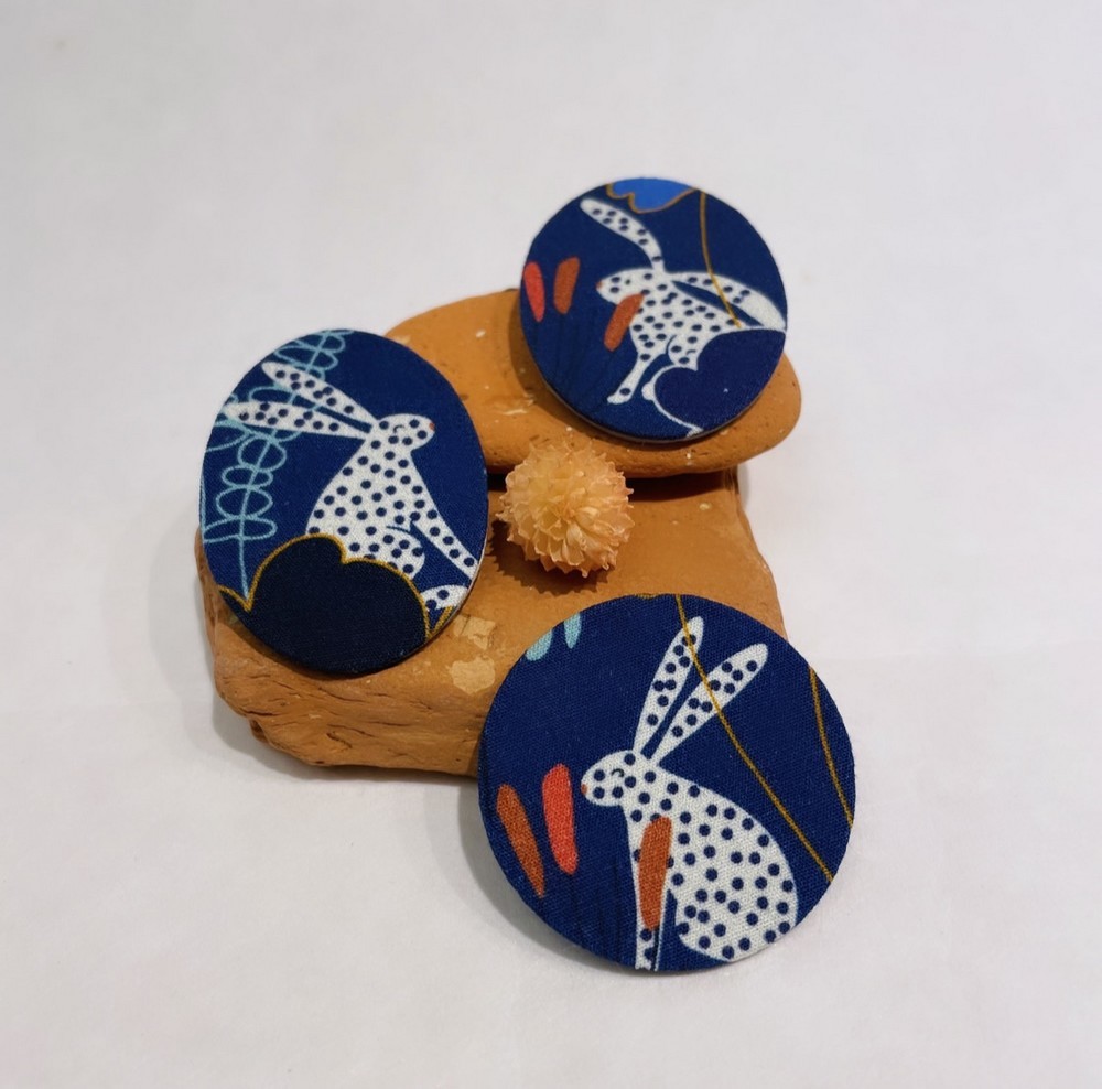 Broches en carton et tissu imprimé lapin de formes rondes et ovales