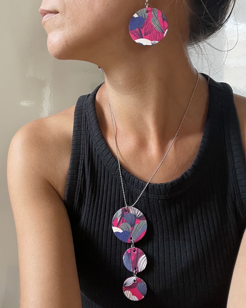 Ensemble collier et boucles d'oreilles en carton et tissu rose, violet et fuchsia